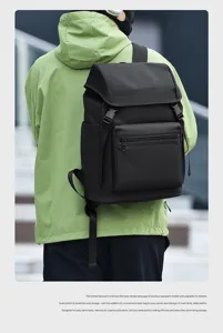 Grand sac à dos d'affaires pour navetteur avec plusieurs compartiments et design noir.
