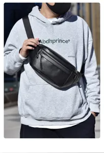 Detailaufnahme der schwarzen Leder-Brusttasche für Herren, trendige Crossbody-Tasche.