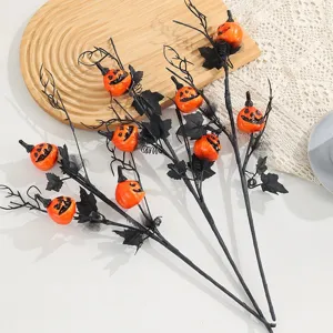 Detalle de ramo de ramas de calabaza de Halloween, ramas negras con calabazas para fiesta.