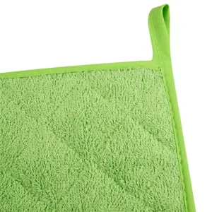 Nahaufnahme eines grünen Baumwoll-Frottee-Topfuntersetzers mit Textur und Aufhängeschlaufe.