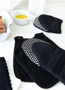 Gants de cuisine et maniques noirs et épais à pois blancs pour la cuisson au four.