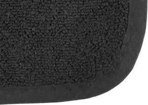 Gros plan sur le tissu eprais de tapis isolant thermique de cuisine en eponge noire et fine couture.