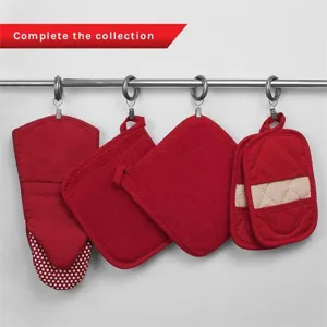 Ensemble de gants de cuisine et maniques rouges épais, tapis de cuisson résistants à la chaleur.