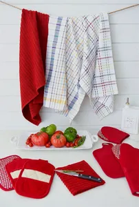 Détail en gros plan de gants de cuisine résistants à la chaleur et torchons suspendus.