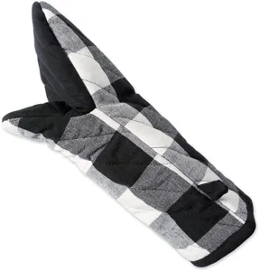 Black and white plaid oven mitt detail, thick cotton kitchen heat resistant baking glove.