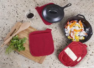 Gros plan détail du dessous de plat rouge résistant à la chaleur dans la cuisine.