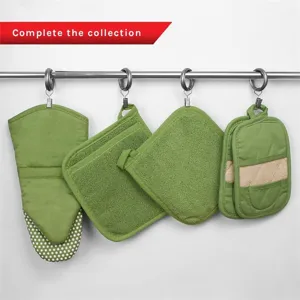 Vue détaillée de maniques et gants de cuisine verts suspendus sur une barre, bouclette.