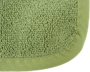 Gros plan sur la texture du tissu éponge vert de cuisine, boucles épaisses et couture.