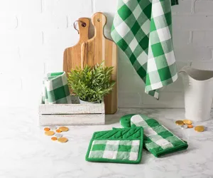 Green plaid kitchen oven mitts and potholders detail showing cotton fabric and thick quilted design.