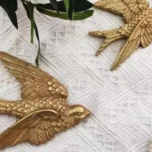 Gold flying swallow wall decor, retro luxury bird hanging pendant for home living room decor.
