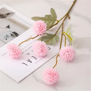 Detailaufnahme eines künstlichen rosa Blumenastes mit fünf Köpfen für Heimdekoration.