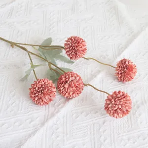 Nahaufnahme Detailansicht künstlicher rosa Pompon-Chrysanthemenzweig, elegante Blumendekoration.