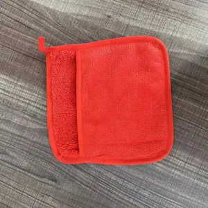 Gant de cuisine isolant thermique rouge résistant à la chaleur pour four à micro-ondes.