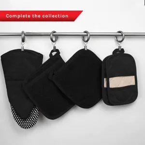 Ensemble de gants de four et maniques noirs en tissu éponge résistant à la chaleur.