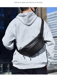 Detailansicht der schwarzen Leder Brusttasche für Herren mit Frontreißverschluss.