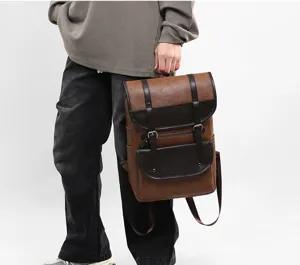 Detailansicht des braunen Vintage-Leder-Rucksacks mit Überschlag und doppelten Schnallen.