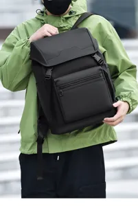 Gros plan du sac à dos de loisir noir montrant la poche zippée avant et la conception à boucle.