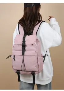 Vista dettagliata zaino casual rosa, nylon grande capacità con cinturino, ideale per uso quotidiano.