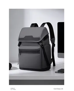 Vue détaillée du sac à dos gris moderne et professionnel avec grands compartiments et beau design.