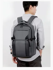 Stilvoller Herren Rucksack mit grossem Laptop Fach ideal fuer Business Pendeln und Reisen.