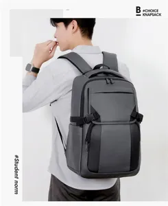Detailansicht des eleganten grauen Pendler-Rucksacks am Modell, zeigt Seite und Gurte.