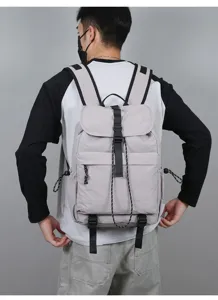 Dettaglio dello zaino che mostra la vista posteriore di un modello con borsa grigia.
