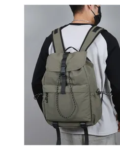 Vista indossata dello zaino uomo casual con coulisse, fibbia e una grande capienza pratica.
