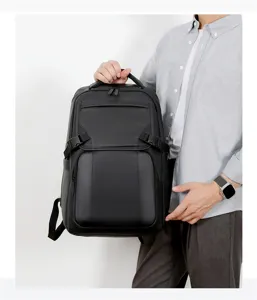Detailansicht des schwarzen Herren Business Rucksacks mit großem Fassungsvermögen für Pendler.