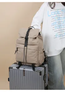 Vista dettagliata dello zaino casual in nylon con coulisse e chiusura a fibbia per uso quotidiano.