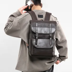 Stilvoller Vintage Herren Lederrucksack mit grossem Kapazitat fur Reise und Laptop.
