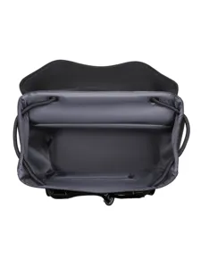 Sac à dos minimaliste étanche noir avec compartiment principal ouvert, housse et rabat.