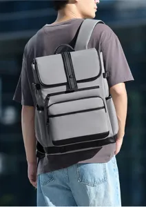 Detaillierte Ansicht des grauen Business Freizeit Rucksacks mit praktischen Faechern.