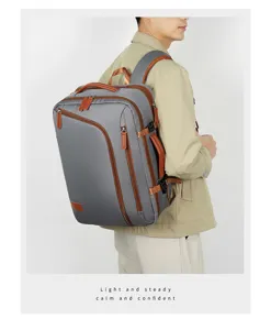 Vue détaillée de sac à dos gris pour ordinateur portable avec des détails en cuir marron.