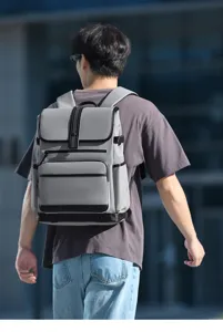 Eleganter grauer Herren Business Rucksack mit schwarzem Besatz, grosser Kapazitäts Laptop Tasche.