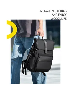 Nahaufnahme des eleganten schwarzen Herren Rucksacks mit praktischen Fächern für Alltag.
