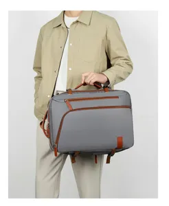 Vue detaillee du grand sac a dos professionnel pour homme en tissu impermeable et durable.