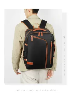 Vue détaillée du sac à dos pour ordinateur portable homme avec un espace de rangement.