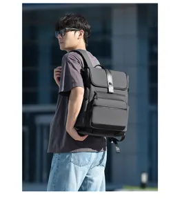 Detailaufnahme des grauen Herren-Business-Rucksacks mit grossem Stauraum fur Alltag und Reise.
