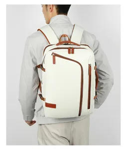 Vue de détail d'un élégant sac à dos d'affaires blanc avec des finitions en cuir marron.