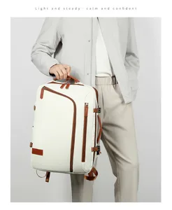 Vue détaillée du sac à dos d'affaires pour homme avec bordure en cuir marron et poches.