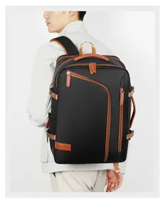 Vue détaillée du grand sac à dos imperméable pour homme d'affaires et ordinateur portable.