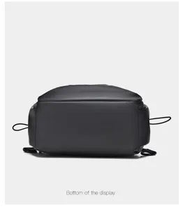 Unterseitenansicht der schwarzen wasserdichten Brusttasche, strapazierfähiges Material.