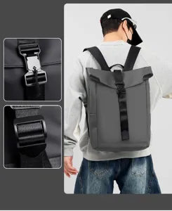 Vista dettagliata dello zaino grigio da commuter, evidenziando fibbie e cinghie robuste.
