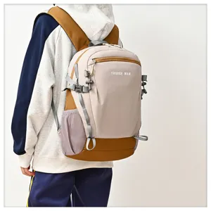 Vue détaillée du sac à dos de randonnée extérieur avec un design bicolore et des poches.