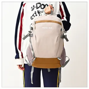Vue détaillée du sac à dos décontracté et multifonctionnel en beige et marron avec lanières.