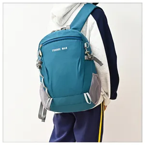 Vue détaillée d'un sac à dos de randonnée bleu avec poches filet et sangles.