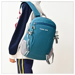 Détail de sac à dos de sport extérieur résistant avec poches en filet et sangles réglables.