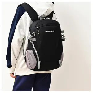 Vue détaillée du dos d'un sac à dos de loisir extérieur léger avec des poches en filet.
