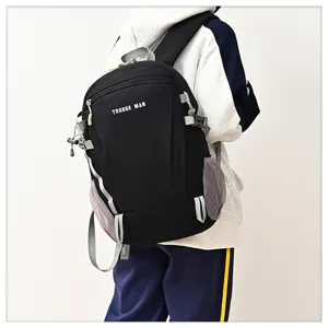 Vue détaillée du sac à dos noir d'extérieur, doté de sangles ajustables et poches.
