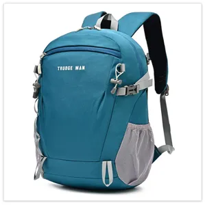 Vue detaillee du sac a dos de randonnee bleu avec poches laterales en filet et boucles.